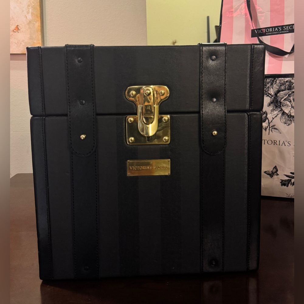 RARE Victoria’s Secret 16x16x16 Luggage Display